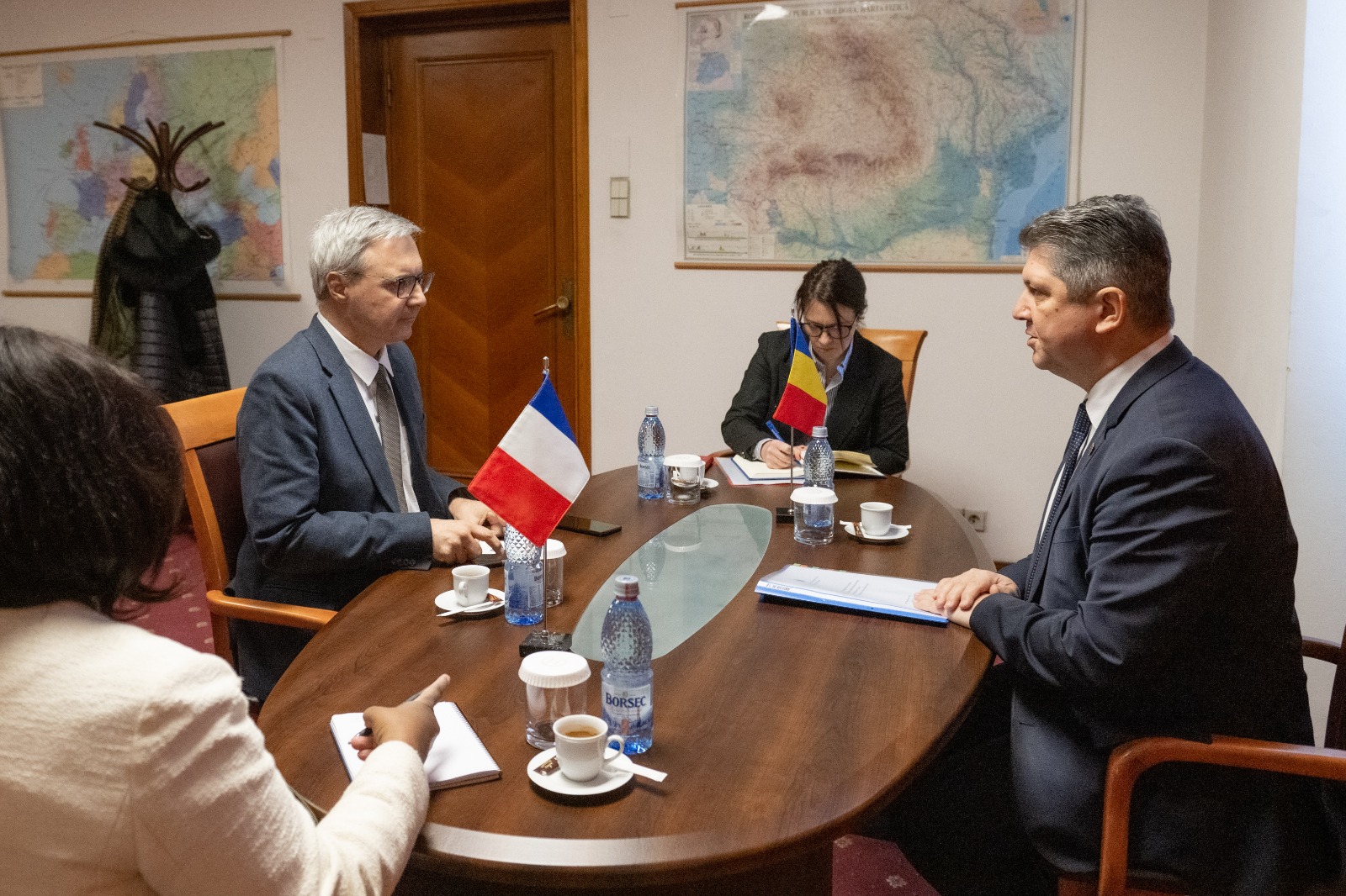 Primirea de către senatorul Titus Corlăţean, preşedintele Comisiei pentru politică externă, a E.S. Nicolas Warnery, ambasadorul Republicii Franceze la București